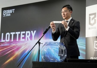 　東京都内で行われたバスケットボール「Ｂリーグ・プレミア」の第１回新人ドラフトの指名順抽選で、くじを手にする島田慎二チェアマン＝２２日、東京都内
