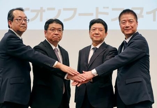 　写真に納まるイオンの吉田昭夫社長（右から２人目）ら＝２２日午後、東京都千代田区