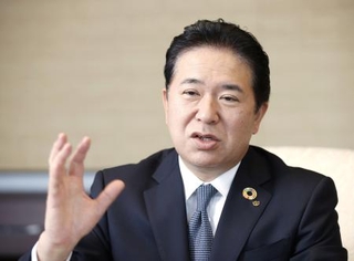 　インタビューに応じる大和証券グループ本社の荻野明彦社長