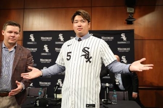 　ホワイトソックスの本拠地レート・フィールドで入団記者会見に臨んだ村上宗隆＝２２日、シカゴ（ゲッティ＝共同）