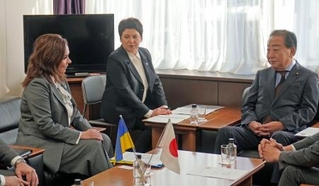 　面会する立憲民主党の野田代表（右）とウクライナ最高会議議員のハリーナ・ミハイリュク氏（左）＝２３日午前、東京・永田町の党本部