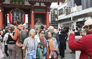 　外国人観光客らでにぎわう浅草寺の雷門前＝１１月、東京・浅草