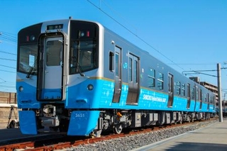 　ＪＲ四国が公開したハイブリッド式の在来線新型車両「３６００系」