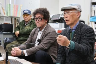 　記者会見する（右から）原告の男性、代理人弁護士＝２３日午後、札幌市