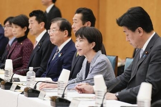 　政府の男女共同参画会議であいさつする高市首相（右から２人目）＝１２日、首相官邸