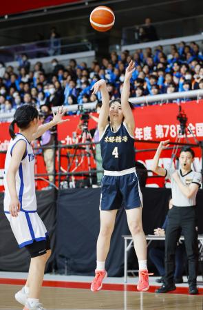 　高崎商-京都精華学園　第１クオーター、シュートを放つ京都精華学園・坂口＝東京体育館