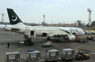 　パキスタン航空の旅客機＝２０１７年、イスラマバード国際空港