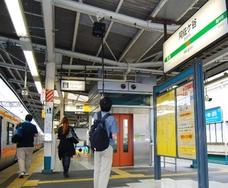 　２０１４年、駅ホームのスピーカーに長いマイクを近づけ、発車メロディーを録音する鉄道ファン＝東京都杉並区