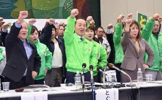 　沖縄県名護市長選の政策発表記者会見で気勢を上げる渡具知武豊市長（中央）＝２４日午後、名護市