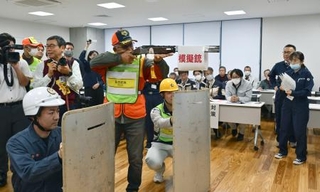 　緊急銃猟制度による捕獲を想定した机上訓練＝２４日午後、和歌山県田辺市役所