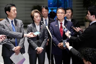 　高市首相と面会後、取材に応じる（手前左から）名古屋市の広沢一郎市長、橋本聖子元五輪相、愛知県の大村秀章知事＝２４日午後、首相官邸