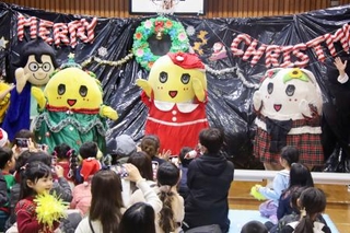 　クリスマス会を盛り上げる千葉県船橋市の非公認キャラクター「ふなっしー」（中央）ら＝２４日午後、船橋市