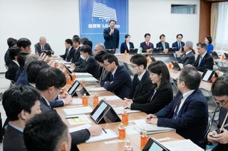 　東京・永田町の自民党本部で開かれた外国人政策本部の会合＝２４日午前
