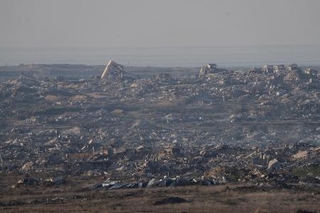イスラエル軍の攻撃で破壊されたガザ地区の建物＝１８日、イスラエル南部から撮影（ＡＰ＝共同）