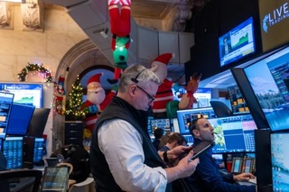 　ニューヨークの証券取引所で取引を行うトレーダー＝２４日（ゲッティ＝共同）