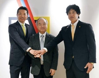 　ソフトバンクの孫正義オーナー（中央）とポーズをとる小久保監督（左）と城島ＣＢＯ＝２５日、東京都港区