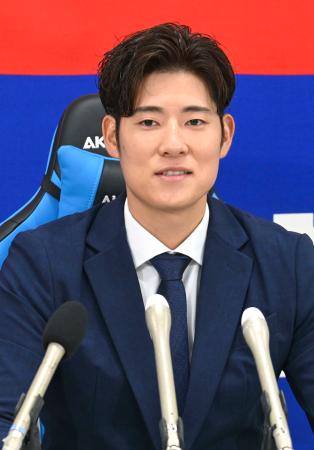 　契約を更改し、記者会見する中日・上林＝２５日、ナゴヤ球場