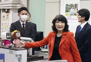 　２２日、財務省理財局の国債企画課を訪れた片山財務相（財務省提供）