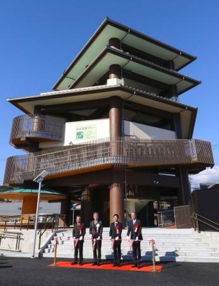 　勝浦漁港近くに完成した１階に足湯を備えた津波避難タワー＝２６日、和歌山県那智勝浦町
