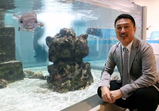 　「ニフレル」開業時から運営を任されている小畑洋さん＝大阪府吹田市