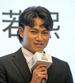 　ソフトバンクへの入団記者会見をする徐若熙投手＝２６日、台北市（共同）