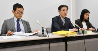 　付審判請求の手続き後に、記者会見する山岸忍元社長の弁護団＝２６日午後、大阪市北区
