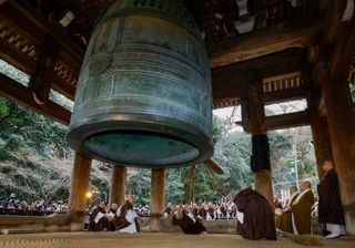 　大みそかの本番を前に、京都市東山区の知恩院で行われた除夜の鐘の試し突き。厳かな鐘の音が古都の空に響き渡った＝２７日午後