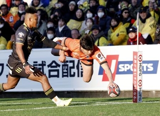 　東京ベイ-東京ＳＧ　後半、トライを決める東京ベイ・木田（右）＝秩父宮