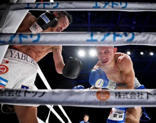 　１０回、フェリックス・アルバラード（右）を攻める矢吹正道＝愛知県国際展示場