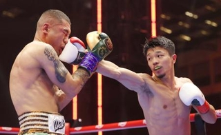 　スーパーバンタム級１２回戦でセバスチャン・エルナンデスを攻める中谷潤人＝リヤド（ゲッティ＝共同）