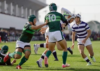 　専大松戸-秋田工　後半、突進する秋田工・菅原巧（右から２人目）。右端は川瀬＝花園