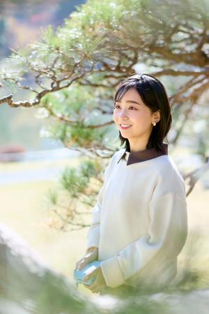 　赤坂御用地を散策し、松の木を背景に記念撮影される秋篠宮家の次女佳子さま＝５日、東京・元赤坂（宮内庁提供）