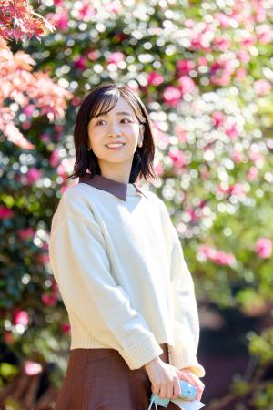 　赤坂御用地を散策し、サザンカの前で記念撮影される秋篠宮家の次女佳子さま＝５日、東京・元赤坂（宮内庁提供）