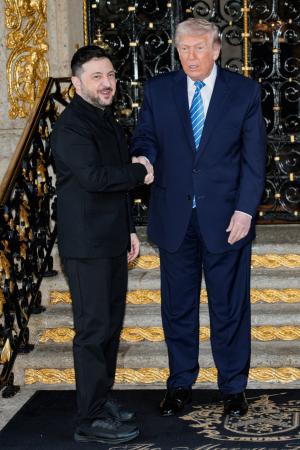 　首脳会談を前にウクライナのゼレンスキー大統領（左）を出迎えるトランプ米大統領＝２８日、フロリダ州パームビーチ（ロイター＝共同）