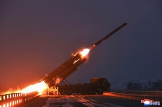 　「長距離戦略巡航ミサイル」の発射訓練＝２８日（朝鮮中央通信＝共同）