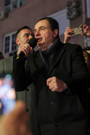 　コソボ議会選で勝利し、支持者の前で話すクルティ首相＝２８日、コソボ・プリシュティナ（ロイター＝共同）