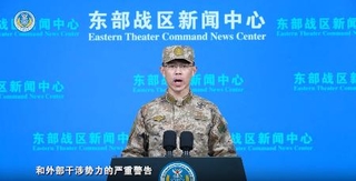 　台湾周辺で軍事演習「正義使命-２０２５」を始めると発表する中国軍の東部戦区の報道官（同戦区の「微信（ウィーチャット）」公式アカウントから、共同）