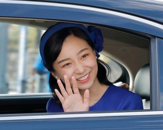 　皇居に入られる秋篠宮家の次女佳子さま＝２９日午前、半蔵門