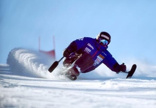 　ミラノ・コルティナ冬季パラリンピックのアルペンスキー日本代表合宿で、練習する男子座位の森井大輝＝長野県上田市
