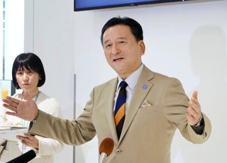 　国交省の水嶋智事務次官との会談後、取材に応じる佐賀県の山口祥義知事＝２９日午後、佐賀空港