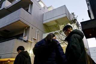 　「女性が刺された」と通報のあった東京都新宿区のマンション＝２９日午後４時５５分