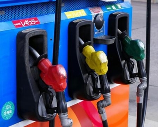 　ガソリンスタンドの給油ノズル＝東京都内