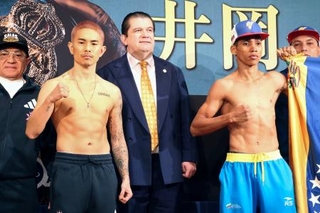 　ＷＢＡバンタム級挑戦者決定戦の前日計量をパスした井岡一翔（左）とマイケル・オルドスゴイッティ＝３０日、東京都港区