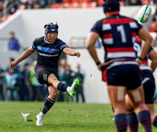 　佐賀工-東海大大阪仰星　後半、トライ後の逆転ゴールを決める東海大大阪仰星・山崎＝花園