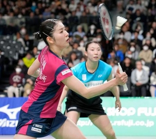 　女子ダブルスで初優勝した志田千陽（手前）、五十嵐有紗組＝京王アリーナＴＯＫＹＯ