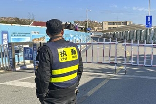 　中国福建省福州市平潭にある観光地「６８海里景区」の入り口。開門時間が変更され閉鎖されたままとなっている＝３０日（共同）