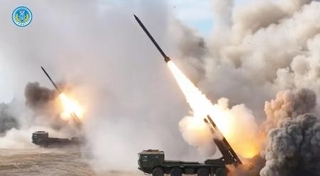 　中国軍の東部戦区が３０日、台湾周辺での軍事演習の一場面として「微信（ウィーチャット）」の公式アカウントに投稿した画像（共同）