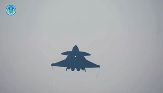 　飛行する中国軍の軍用機。同軍の東部戦区が２０２５年１２月３０日に台湾周辺での軍事演習の一場面として「微信（ウィーチャット）」の公式アカウントに投稿した（共同）