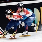 　男子５０００メートルリレー順位決定戦　宮田将吾（右）からタッチを受ける林康生＝ドルドレヒト（共同）