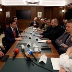 　３０日、米フロリダ州で、ウクライナ高官らと会談したルビオ米国務長官（左から２人目）ら（ロイター＝共同）